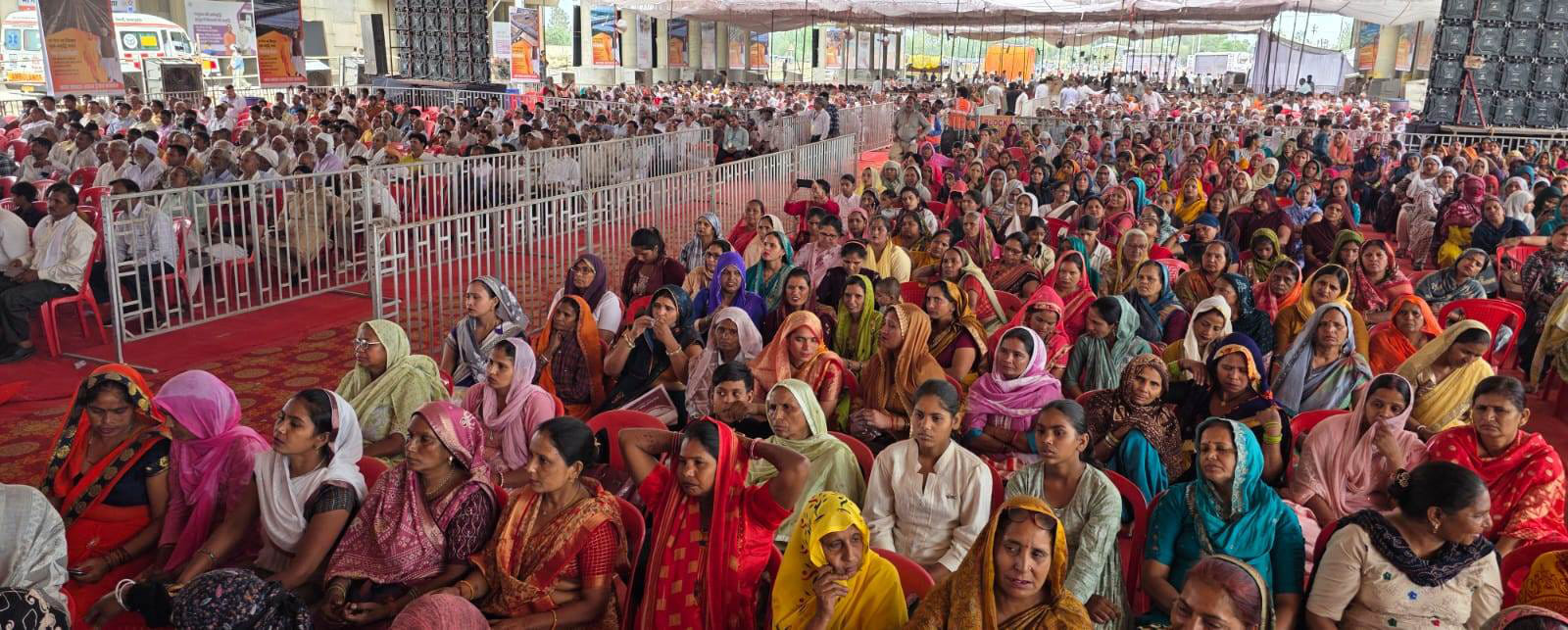 गंगा एक्सप्रेसवे के उद्घाटन के दौरान सदरपुर में मंचासीन अतिथि। संवाद