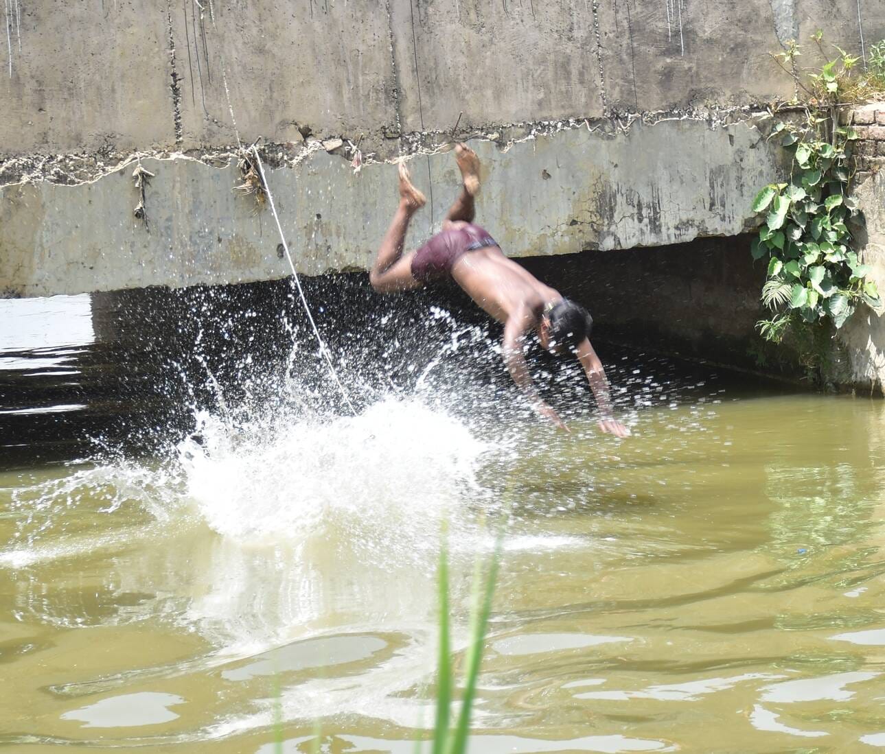 गर्मी से निजात पाने के लिए बंबा में नहाते बच्चे। संवाद