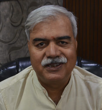 ग्रेटर नोएडा के साइट पांच में अमर उजाला द्वारा आयोजित उद्यमी संवाद में समस्याओ को लेकर चर्चा कर