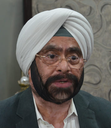 ग्रेटर नोएडा के साइट पांच में अमर उजाला द्वारा आयोजित उद्यमी संवाद में समस्याओ को लेकर चर्चा कर