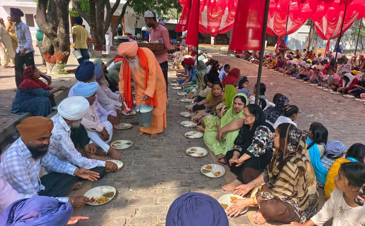 गुरुद्वारा निर्मल आश्रम में सजा दीवान हाल। संवाद