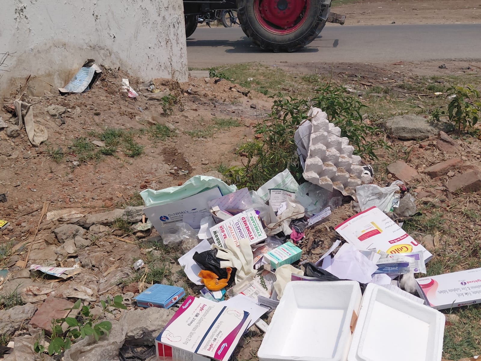 गांधी स्टेडियम मार्ग पर एक हॉस्पिटल के काली पन्नियों में मेडिकल वेस्ट के ढेर। संवाद