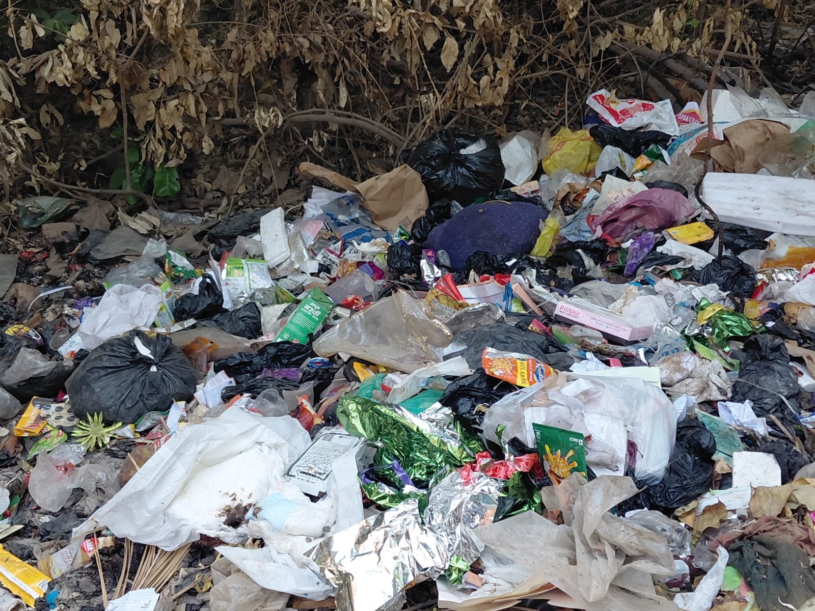 गांधी स्टेडियम मार्ग पर एक हॉस्पिटल के काली पन्नियों में मेडिकल वेस्ट के ढेर। संवाद