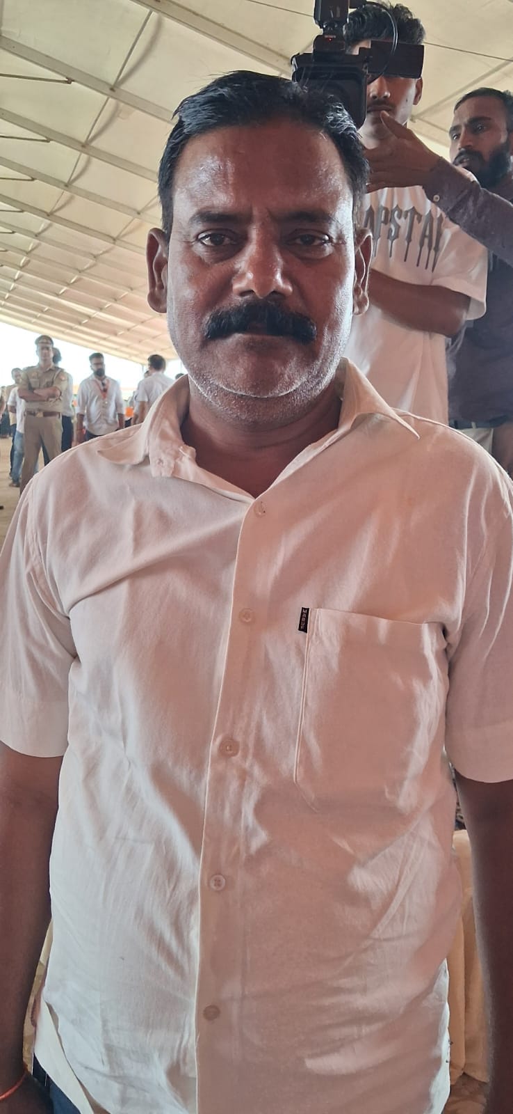 घटपुरी इंटरचेंज पर आयोजित गंगा एक्सप्रेस-वे शुभारंभ कार्यक्रम के बाद एक्सप्रेस-वे पर फोटो खिंच