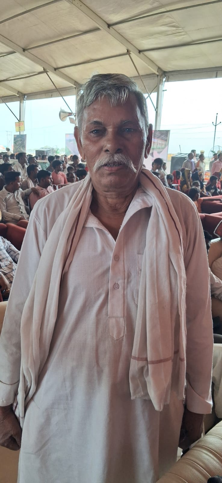 घटपुरी इंटरचेंज पर आयोजित गंगा एक्सप्रेस-वे शुभारंभ कार्यक्रम के बाद एक्सप्रेस-वे पर फोटो खिंच