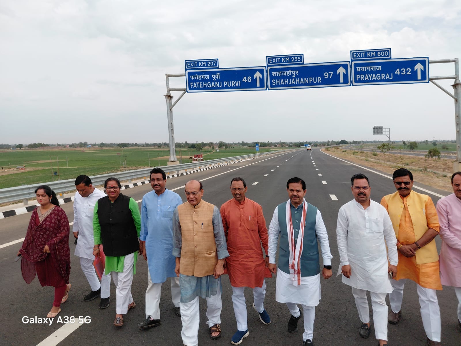 घटपुरी इंटरचेंज पर आयोजित गंगा एक्सप्रेस-वे शुभारंभ कार्यक्रम के बाद एक्सप्रेस-वे पर फोटो खिंच