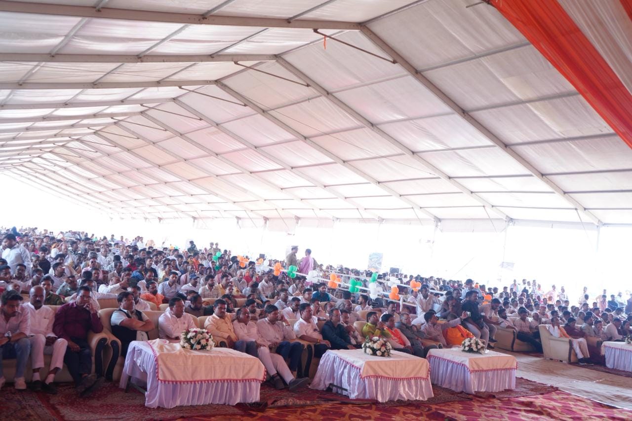 घटपुरी इंटरचेंज पर आयोजित गंगा एक्सप्रेस-वे शुभारंभ कार्यक्रम में मौजूद जनप्रतिनिधि। स्रोत- प्