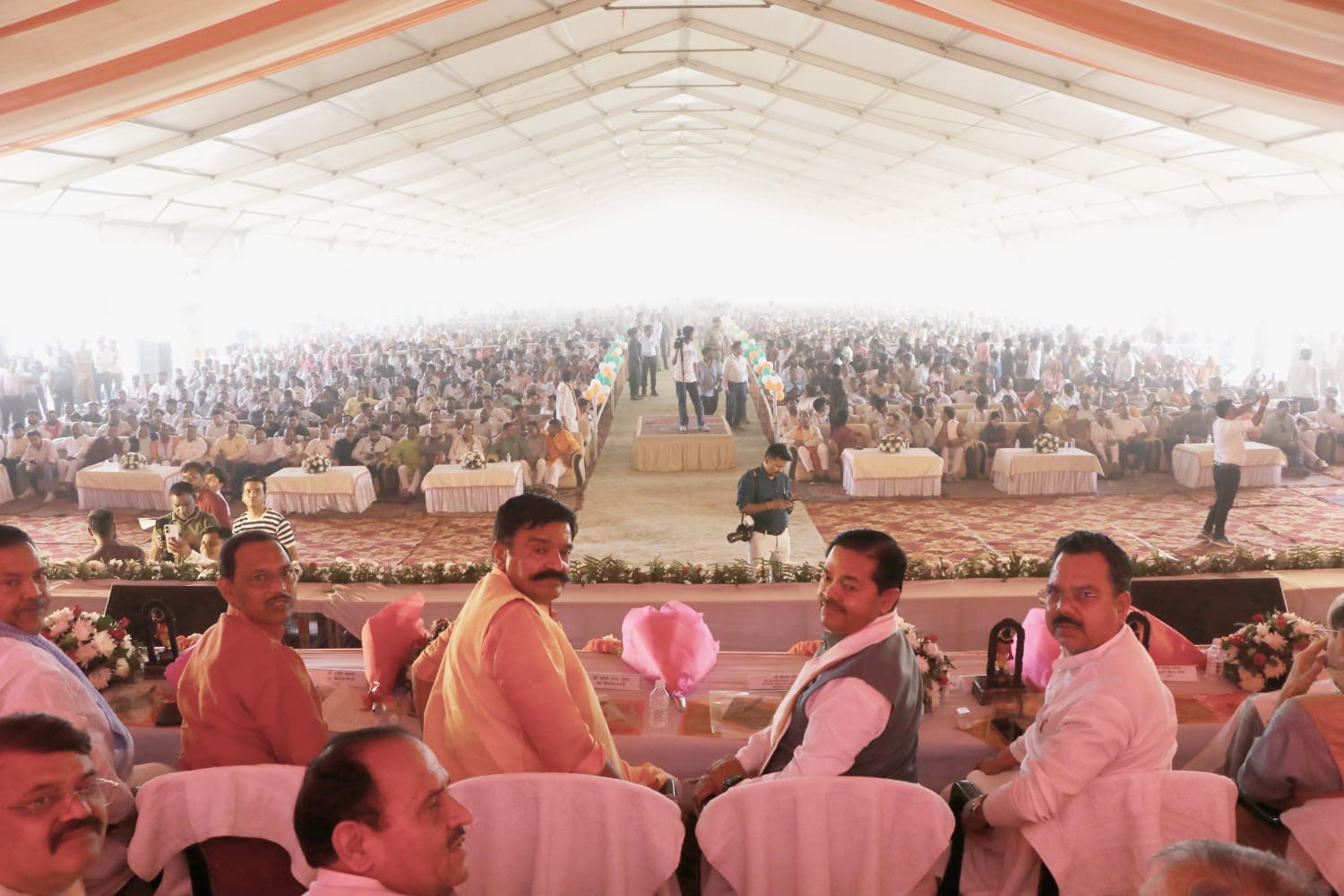 घटपुरी इंटरचेंज पर आयोजित गंगा एक्सप्रेस-वे शुभारंभ कार्यक्रम में मौजूद जनप्रतिनिधि। स्रोत- प्