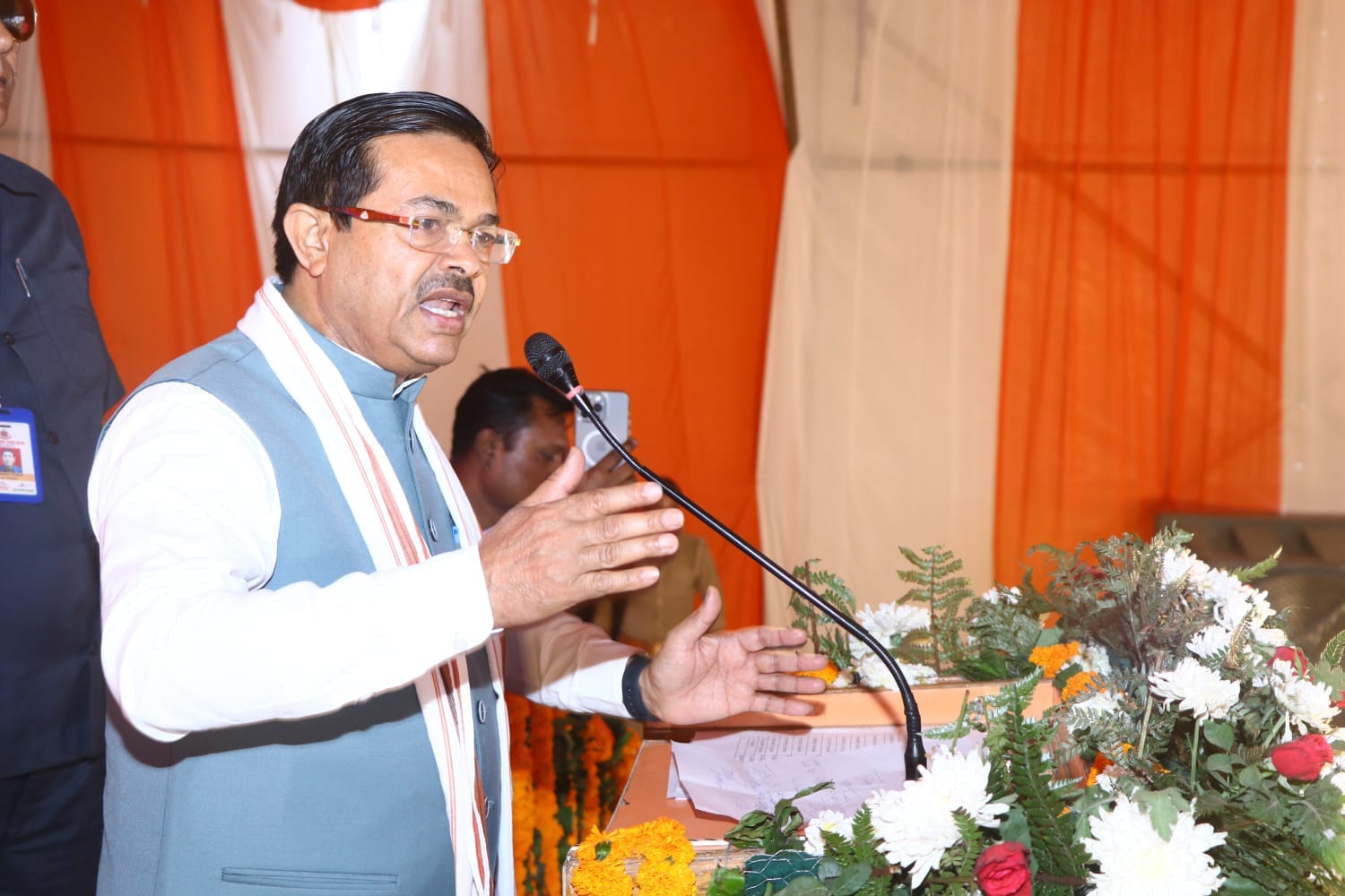 घटपुरी इंटरचेंज पर आयोजित गंगा एक्सप्रेस-वे शुभारंभ कार्यक्रम में मौजूद जनप्रतिनिधि। स्रोत- प्