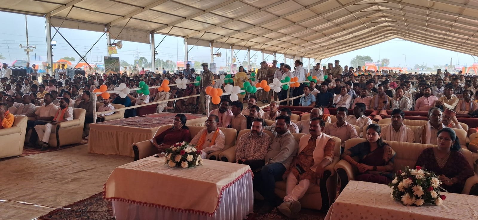 घटपुरी इंटरचेंज पर आयोजित गंगा एक्सप्रेस-वे शुभारंभ कार्यक्रम में मौजूद जनप्रतिनिधि। स्रोत- प्