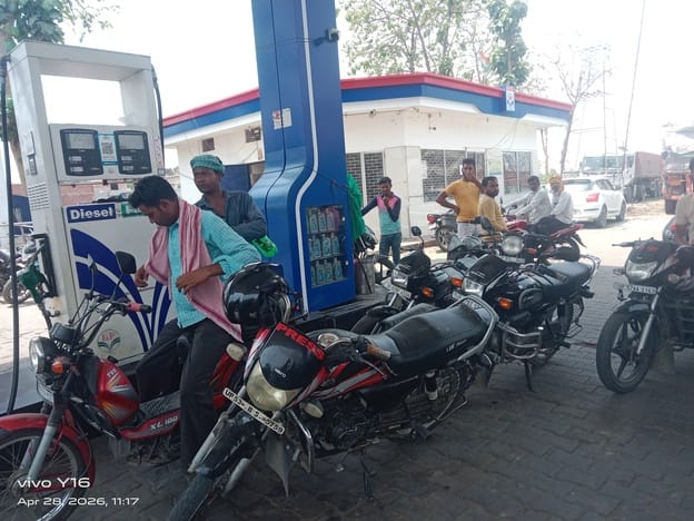 हेतिमपुर में इंडियन ऑयल का पेट्रोल पंप पड़ा ड्राई।संवाद