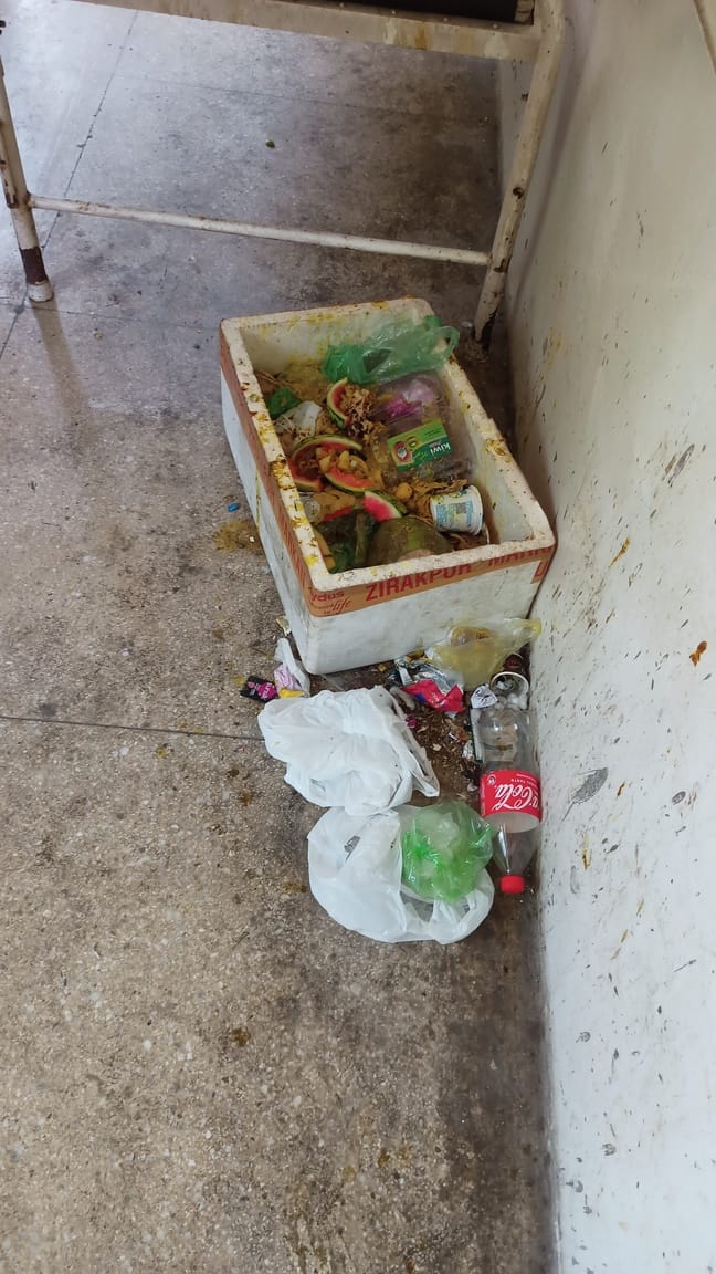 ईएसआई अस्पताल में मरीज के पास रखी जंग लगी ट्राली। संवाद ईएसआई अस्पताल में मरीज के पास रखी जंग लगी ट्राली। संवाद