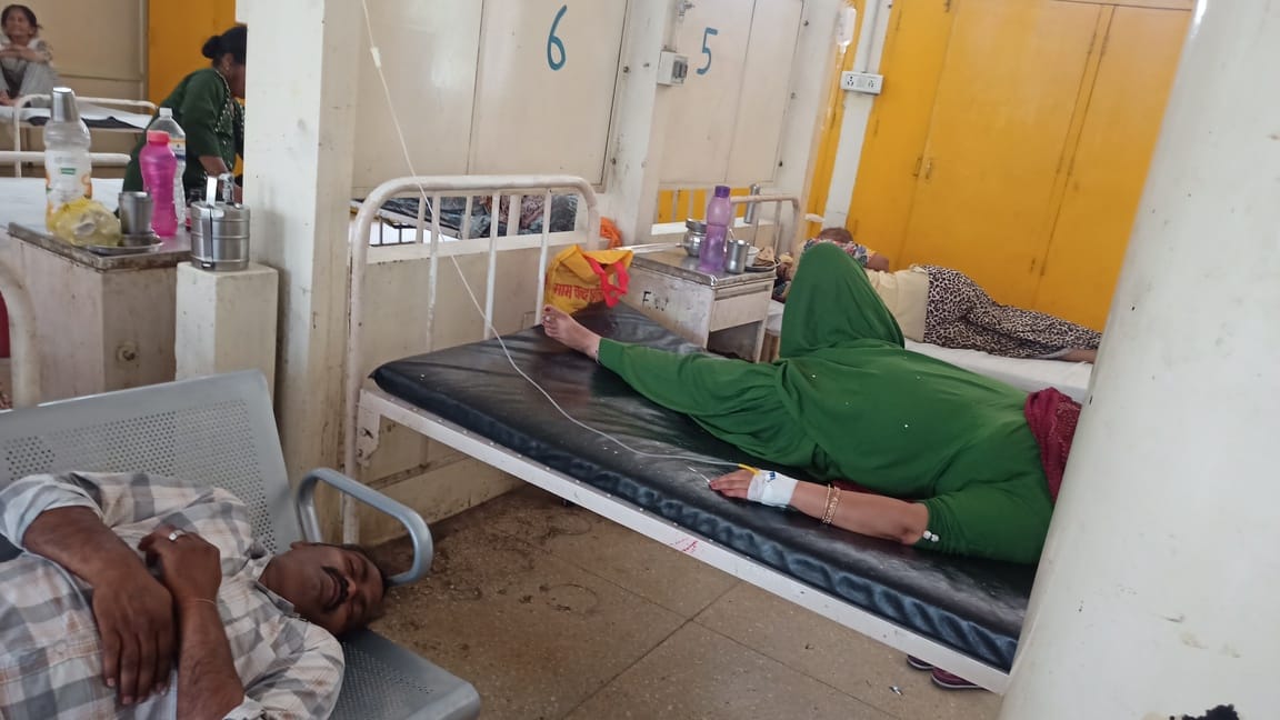 ईएसआई अस्पताल में मरीज के पास रखी जंग लगी ट्राली। संवाद ईएसआई अस्पताल में मरीज के पास रखी जंग लगी ट्राली। संवाद