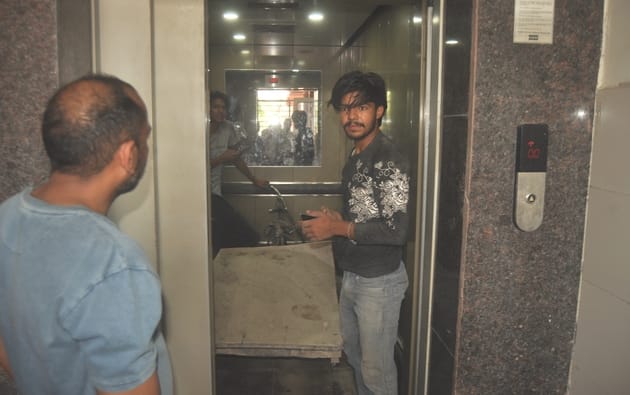 जिला अस्पताल में बंद हुई लिफ्ट को खोलने का प्रयास करते लोग। संवाद