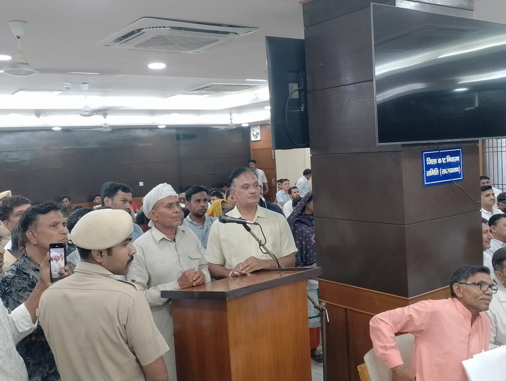 जिला कष्ट निवारण समिति की बैठक में अधिकारियों को निर्देश देते मंत्री कृष्ण बेदी। संवाद