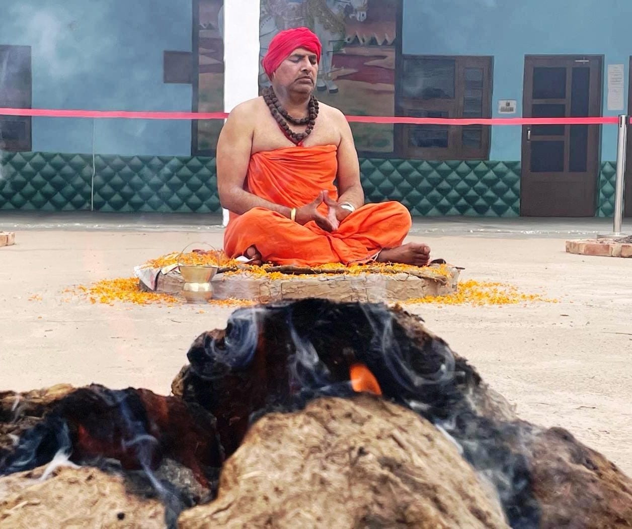 कुरुक्षेत्र। अग्नि तपस्या करते हुए महंत राजेंद्र पुरी। स्वयं कुरुक्षेत्र। अग्नि तपस्या करते हुए महंत राजेंद्र पुरी। स्वयं