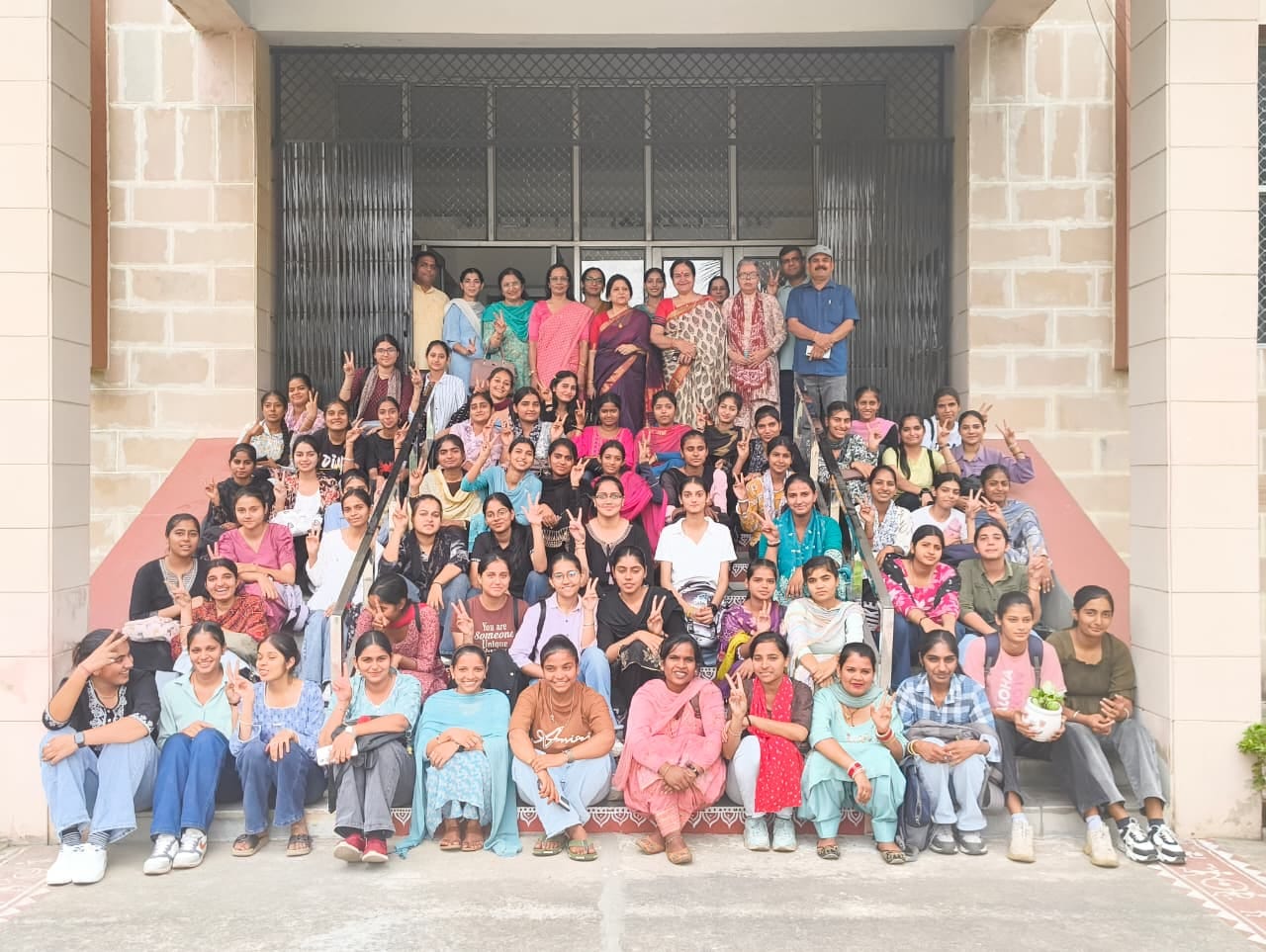 कुरुक्षेत्र। महिला यौन उत्पीड़न के विरुद्ध जागरूकता कार्यक्रम के दौरान चित्र खिंचवाती महिला शिक कुरुक्षेत्र। महिला यौन उत्पीड़न के विरुद्ध जागरूकता कार्यक्रम के दौरान चित्र खिंचवाती महिला शिक