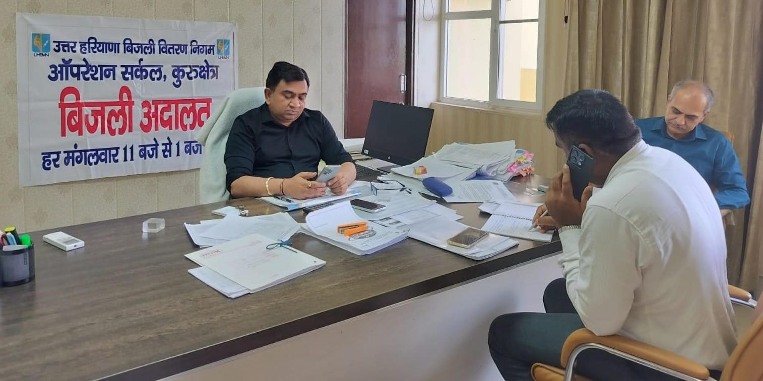 कुरुक्षेत्र। सेक्टर-आठ स्थित कार्यालय में बिजली उपभोक्ताओं का इंतजार करते अधीक्षण अभियंता मदन कुरुक्षेत्र। सेक्टर-आठ स्थित कार्यालय में बिजली उपभोक्ताओं का इंतजार करते अधीक्षण अभियंता मदन