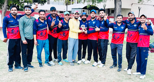 कुरुक्षेत्र। स्टार क्रिकेट क्लब की टीम ट्रॉफी दिखाते हुए। स्वयं कुरुक्षेत्र। स्टार क्रिकेट क्लब की टीम ट्रॉफी दिखाते हुए। स्वयं