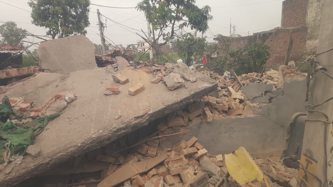 कार्रवाई के दौरान मौजूद महिला पुलिस कर्मचारी। संवाद