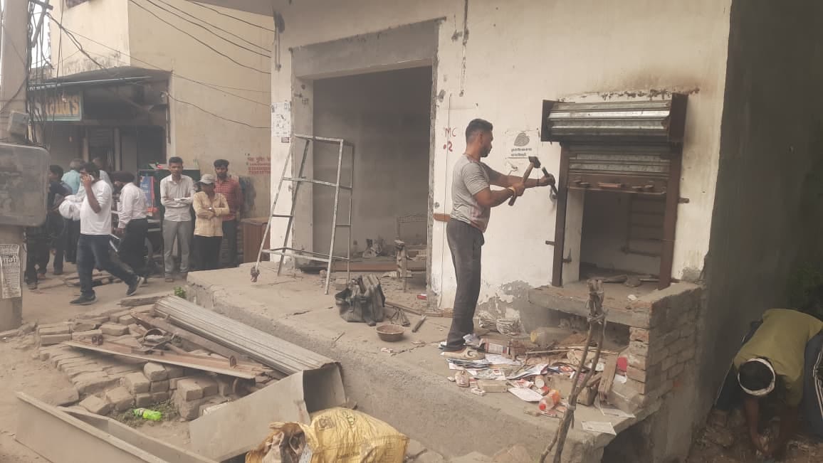 कार्रवाई के दौरान मौजूद महिला पुलिस कर्मचारी। संवाद