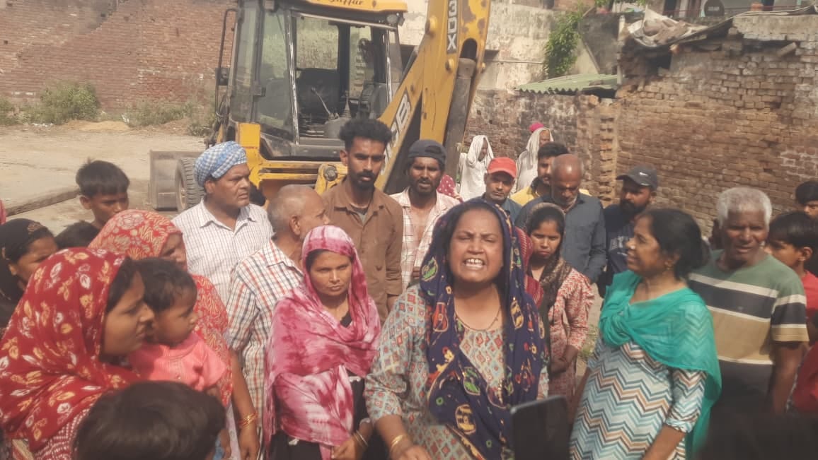 कार्रवाई के दौरान मौजूद महिला पुलिस कर्मचारी। संवाद