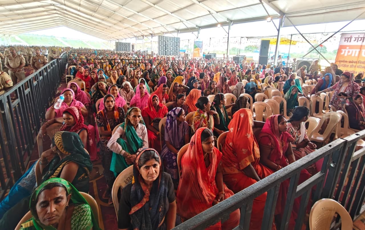 लाडपुर में गंगा एक्सप्रेसवे के लोकार्पण के दौरान मंचासीन प्रभारी मंत्री व अन्य। संवाद