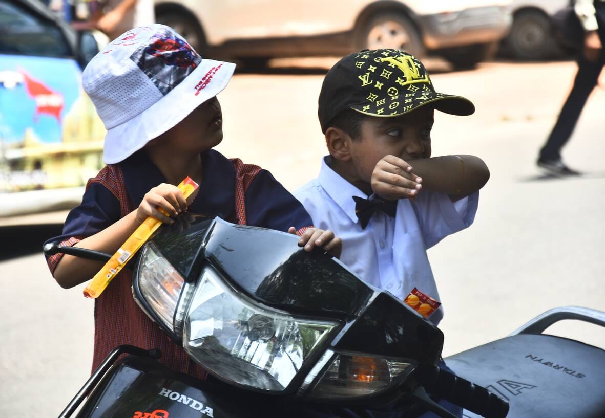 मंगलवार को धूप से बचाव करते लोग। 