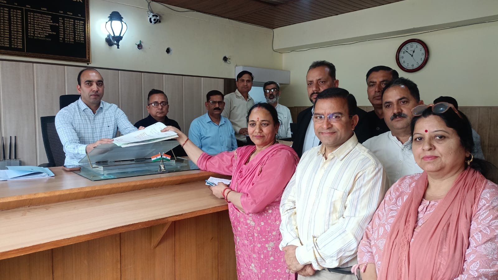 पालमपुर में नामांकन पत्र भरती हुई लता देवी। प्रशासन