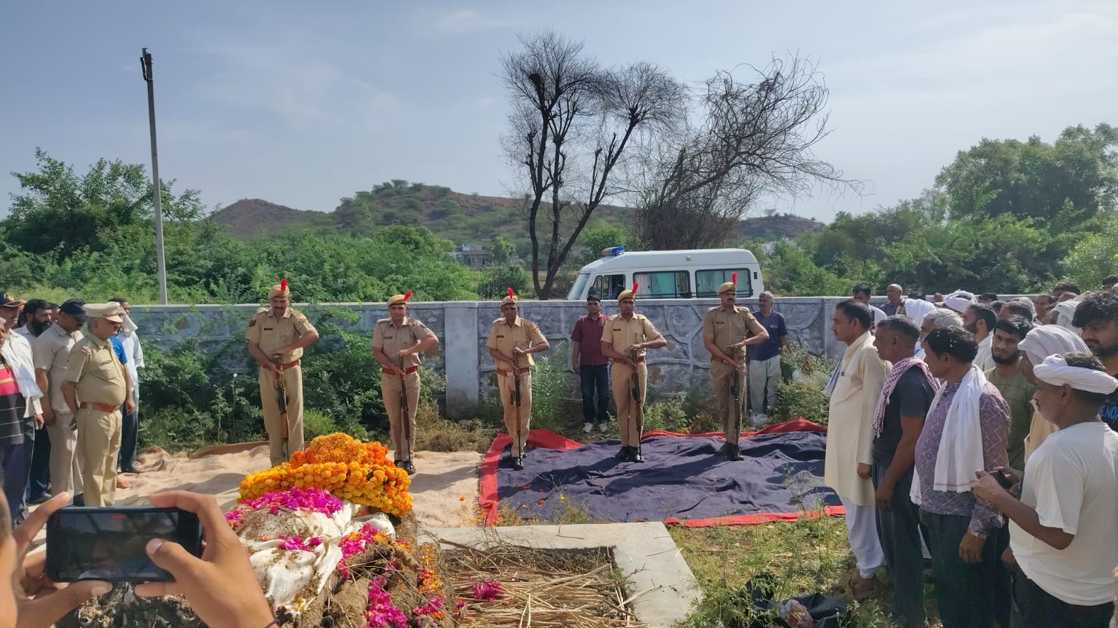 पुलिस जवान की राजकीय सम्मान के साथ अंत्येष्टि की गई।
