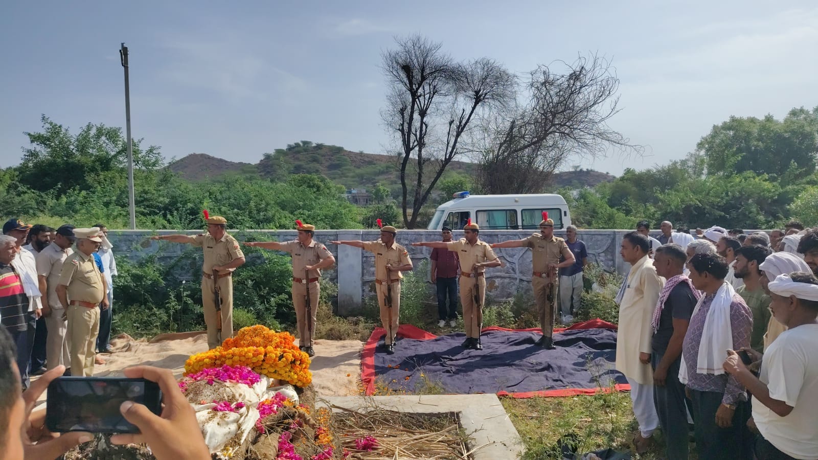 पुलिस जवान की राजकीय सम्मान के साथ अंत्येष्टि की गई।