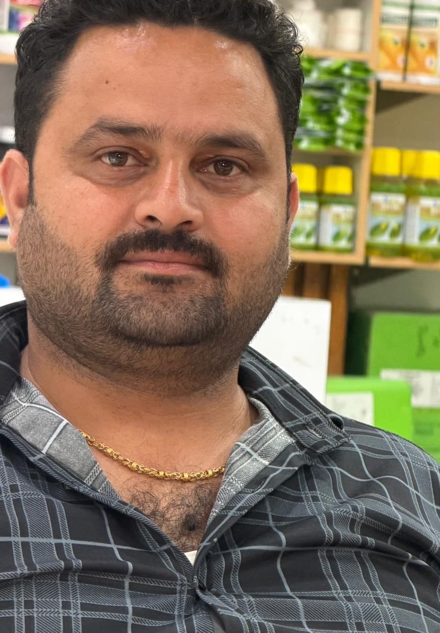 पार्क के अंदर दिन के समय बैठे लोग