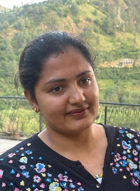 पार्क के अंदर दिन के समय बैठे लोग