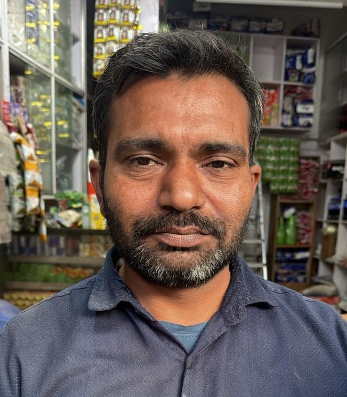 पार्क के अंदर दिन के समय बैठे लोग