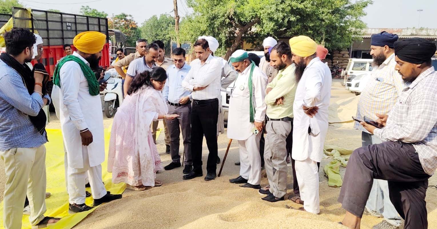 पुवायां में आरएफसी केंद्र संख्या दो पर गेहूं जलाता किसान। संवाद