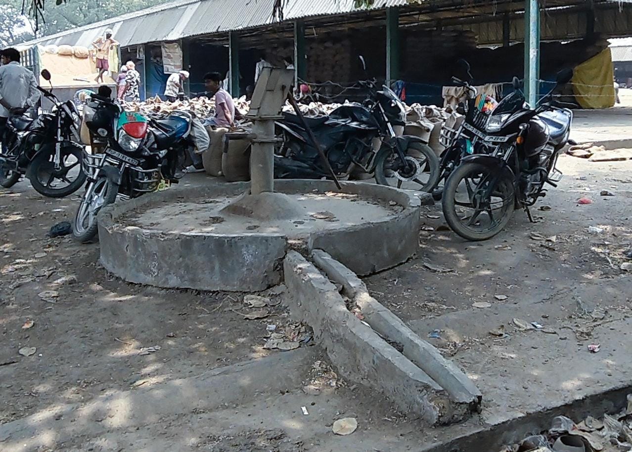 राजापुर मंडी परिसर में भरा गंदा पानी, निकलने का रास्ता तक नहीं। संवाद