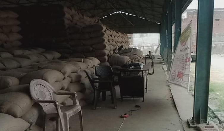 राजापुर मंडी परिसर में भरा गंदा पानी, निकलने का रास्ता तक नहीं। संवाद