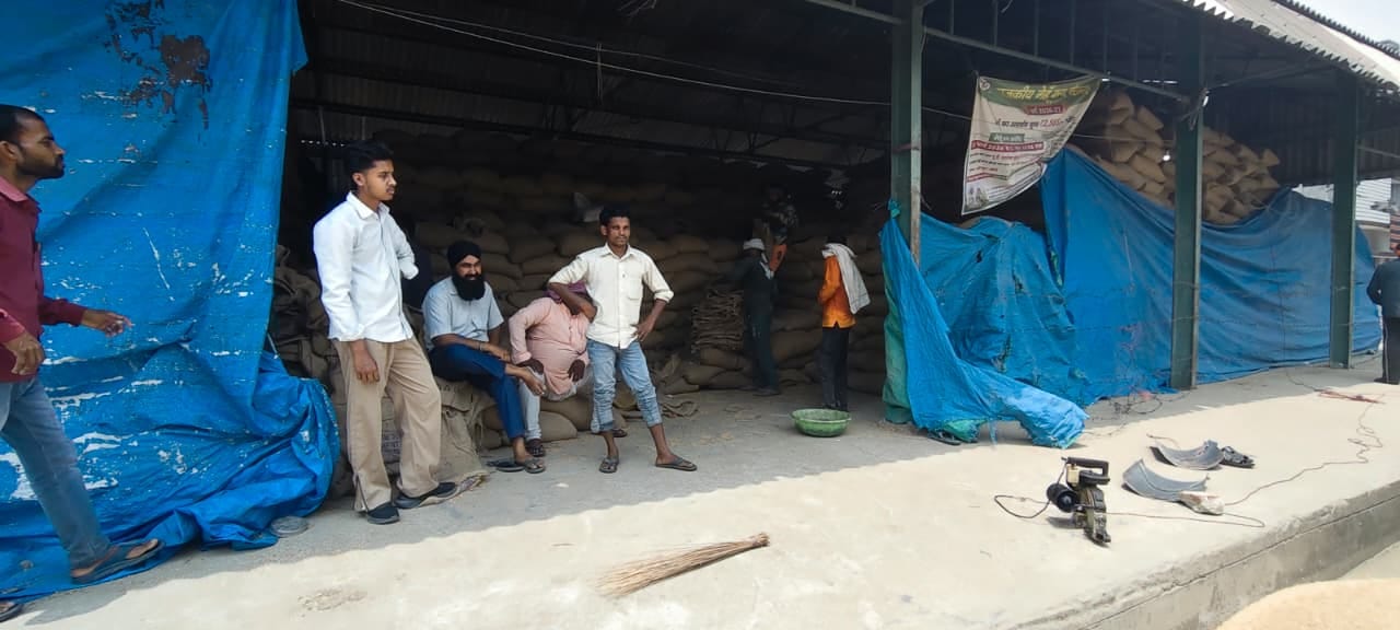 राजापुर मंडी परिसर में भरा गंदा पानी, निकलने का रास्ता तक नहीं। संवाद