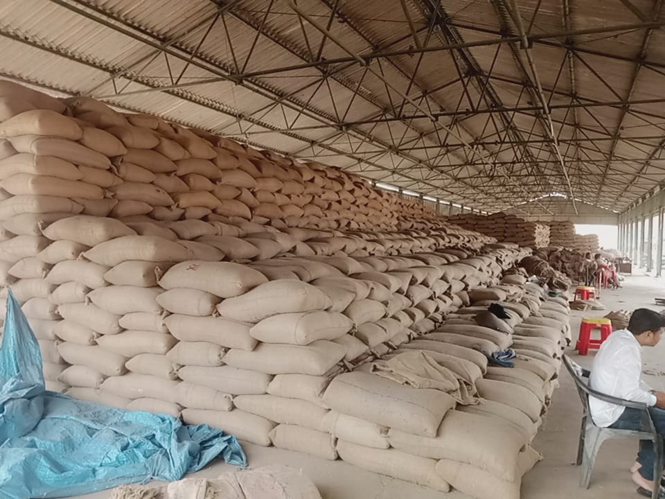 राजापुर मंडी परिसर में भरा गंदा पानी, निकलने का रास्ता तक नहीं। संवाद