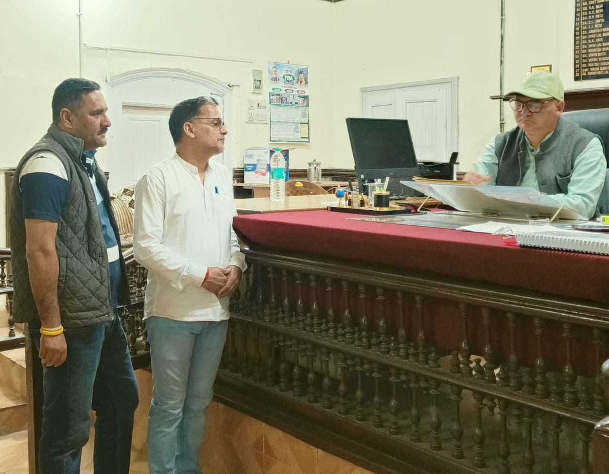 रामपुर नगर परिषद के वार्ड नंबर पांच से पार्षद की उम्मीदवार नितिका ने भरा नामांकन। संवाद