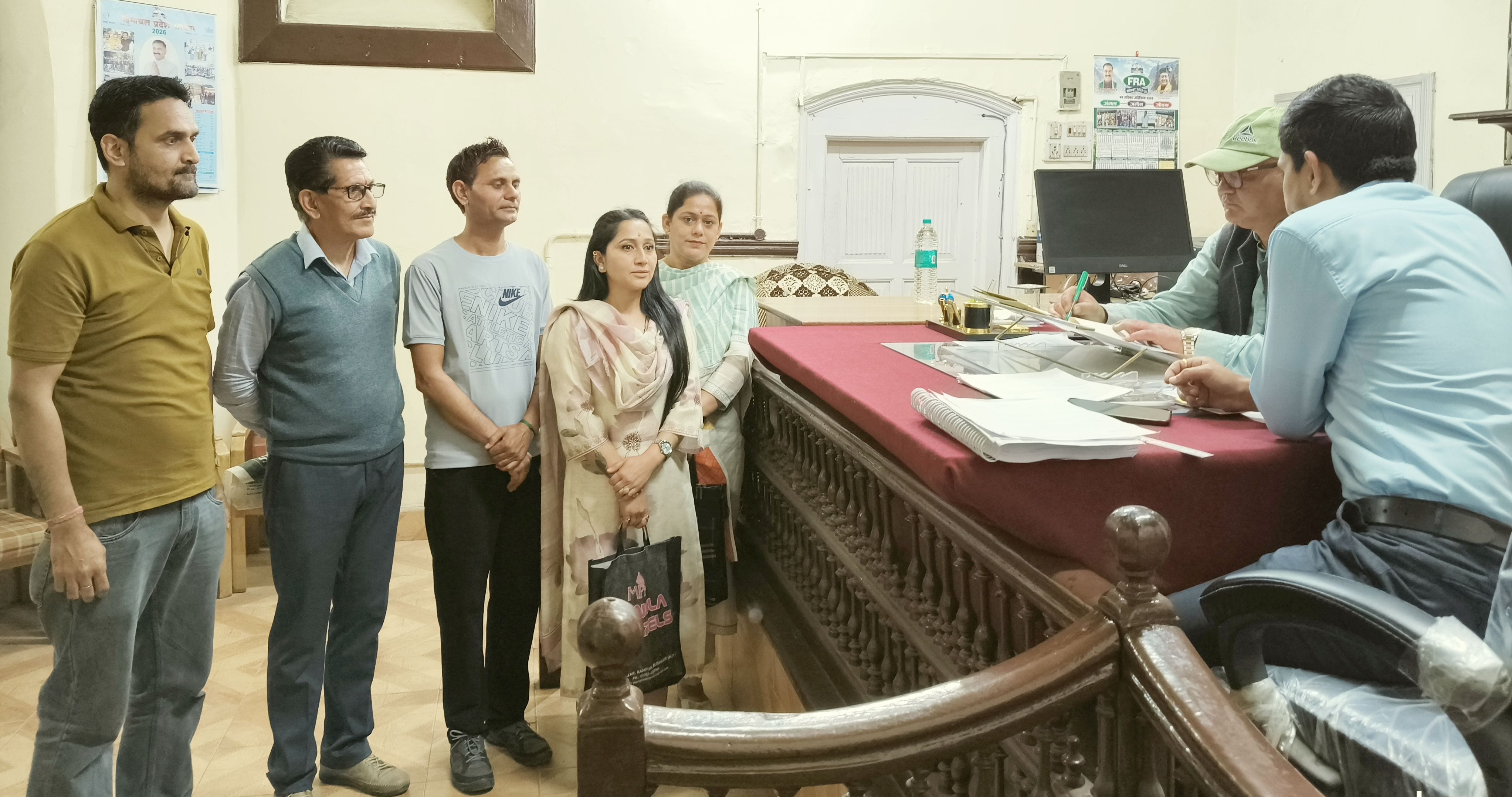 रामपुर नगर परिषद के वार्ड नंबर पांच से पार्षद की उम्मीदवार नितिका ने भरा नामांकन। संवाद