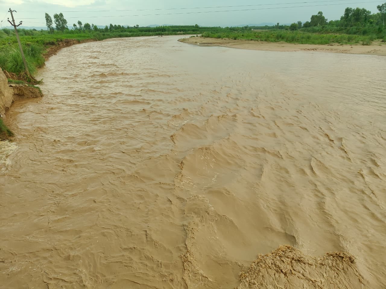 सोम नदी में उफान आने से मलिकपुर बांगर गांव में पानी में डूबे खेत। आर्काइव