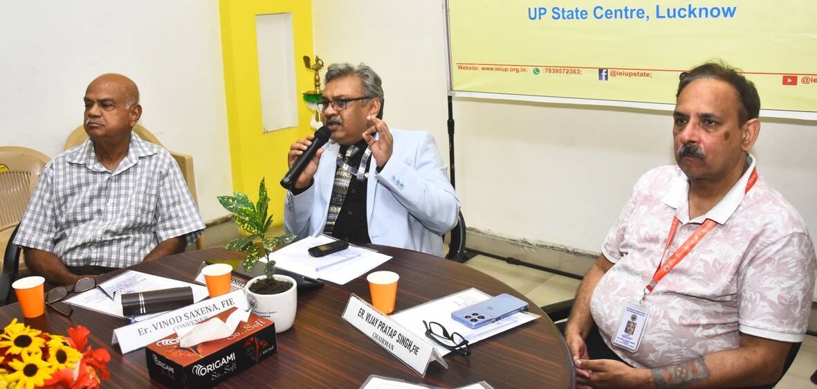 सेमिनार में उपस्थित विशेषज्ञ। 