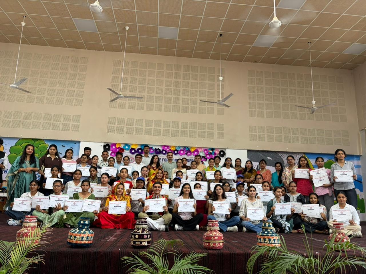 सोनीपत के राजकीय महिला महाविद्यालय में आयोजित समारोह में नृत्य प्रस्तुत करती छात्राएं। स्रोत सं