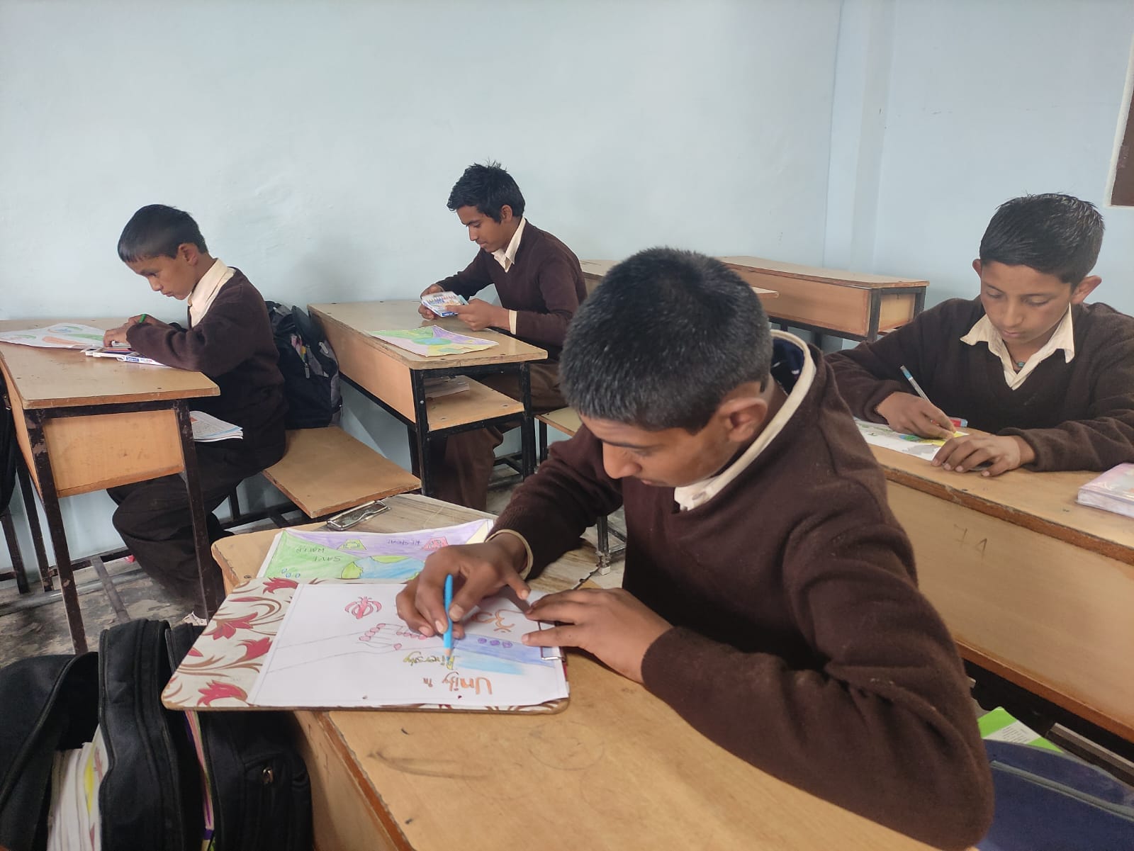 सरपारा स्कूल में चित्रकला  प्रतियोगिता के दौरान उपस्थित विद्यार्थी | संवाद