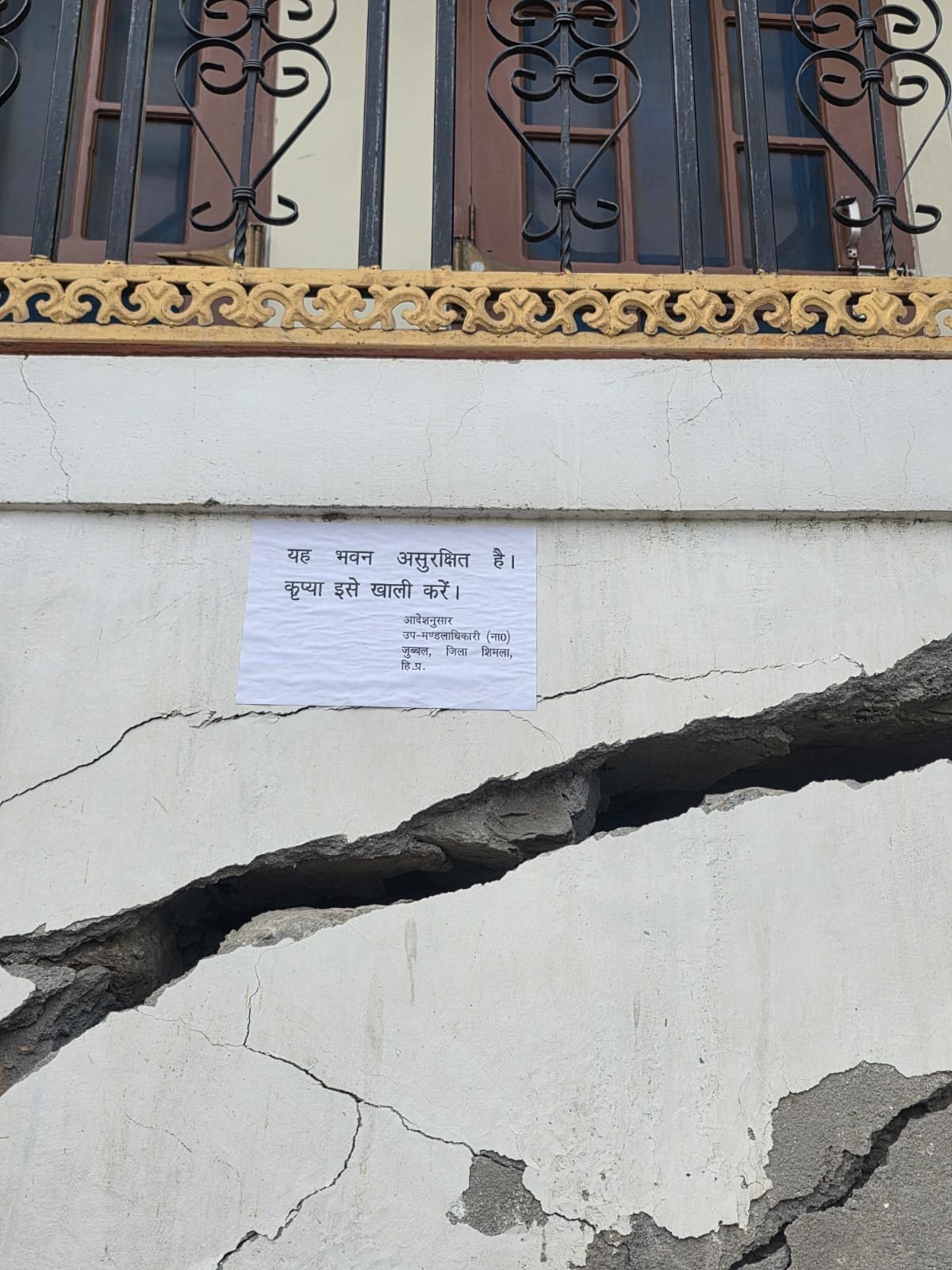 सावड़ा में खतरे की जद में आए असुरक्षित घोषित बहुमंजिला घर