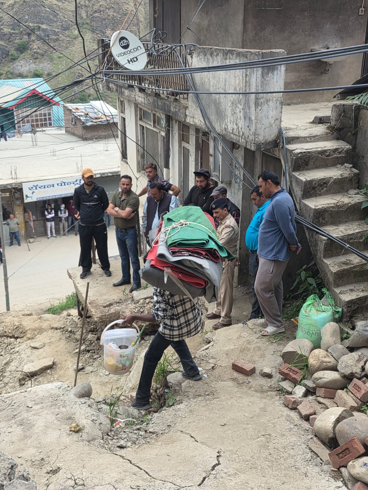 सावड़ा में खतरे की जद में आए असुरक्षित घोषित बहुमंजिला घर