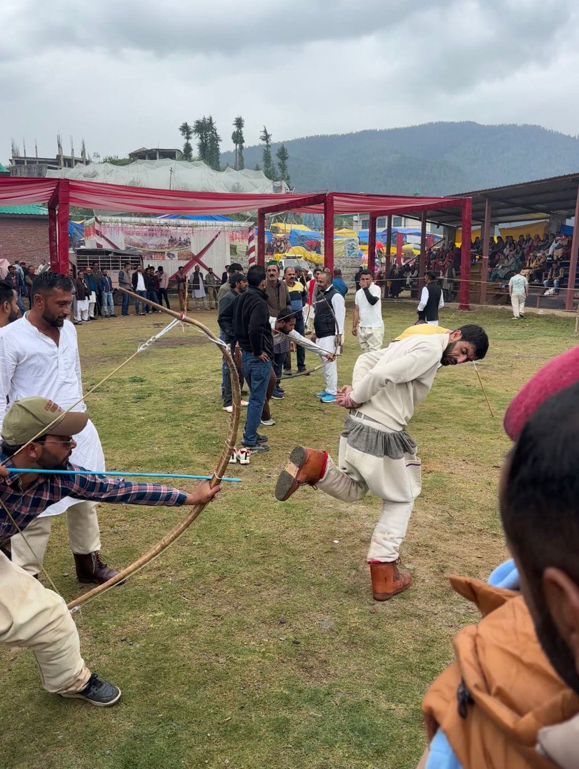 ठोडा दल कोटखाई के मशहूर महासू मेले में प्रस्तुति देते हुए