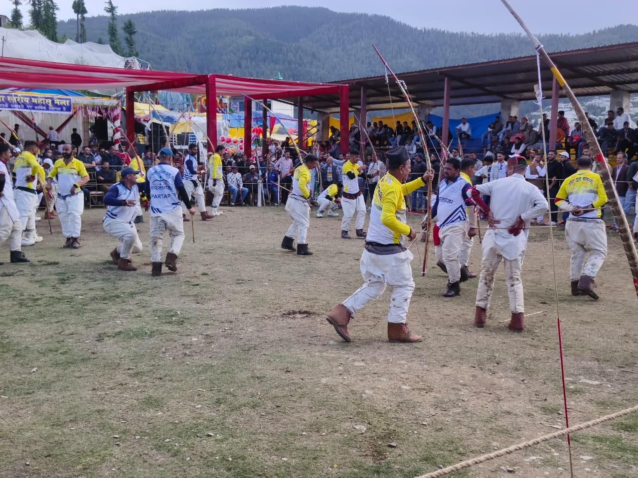 ठोडा दल कोटखाई के मशहूर महासू मेले में प्रस्तुति देते हुए