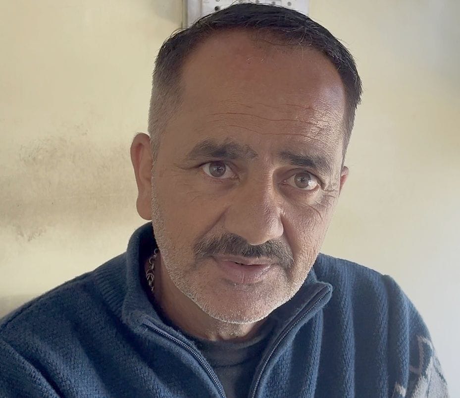 ठियोग नगर परिषद के वार्ड नंबर एक में पार्किंग की कमी के चलते सडक़ किनारे खड़े हो रहे वाहन। संवाद